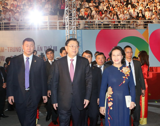 Chủ tịch Quốc hội Nguyễn Thị Kim Ngân và Chủ tịch Nhân đại Trung Quốc Trương Đức Giang đến dự lễ bế mạc. (Ảnh: Trọng Đức/TTXVN) Bế mạc Liên hoan thanh niên Việt Nam-Trung Quốc lần thứ III ảnh 1