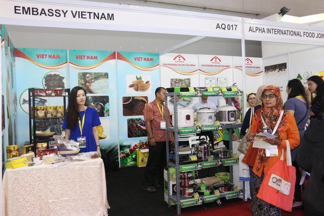 Gian hàng Việt Nam tham gia hội chợ. (Ảnh: Đỗ Quyên/Vietnam+) Việt Nam dự hội chợ quốc tế Sial InterFood 2016 tại Indonesia ảnh 2
