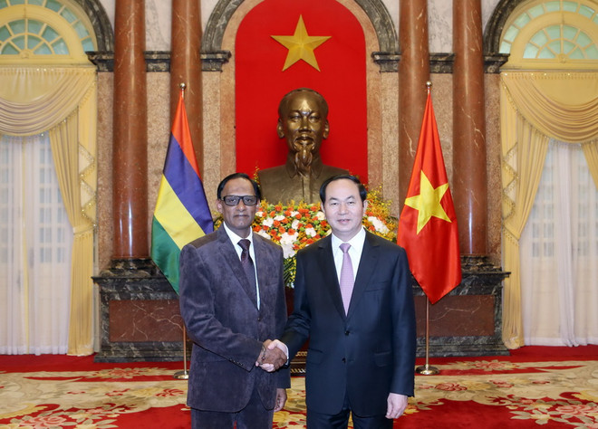 Chủ tịch nước Trần Đại Quang tiếp ngài Issop Patel, Đại sứ Mauritius tại Việt Nam đến trình Quốc thư. (Ảnh: Nhan Sáng/TTXVN) Chủ tịch nước Trần Đại Quang tiếp các Đại sứ đến trình Quốc thư ảnh 6