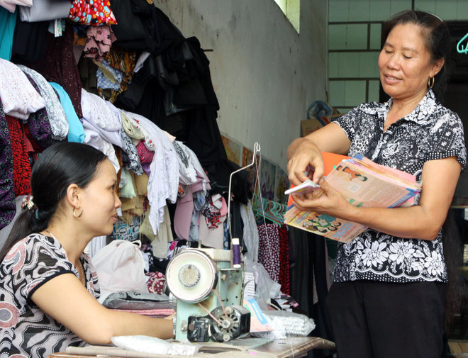 Cán bộ dân số truyền thông về kế hoạch hóa gia đình. (Nguồn: TTXVN) Chuyện của những người thầm lặng kiểm soát "quả bom" dân số ảnh 2