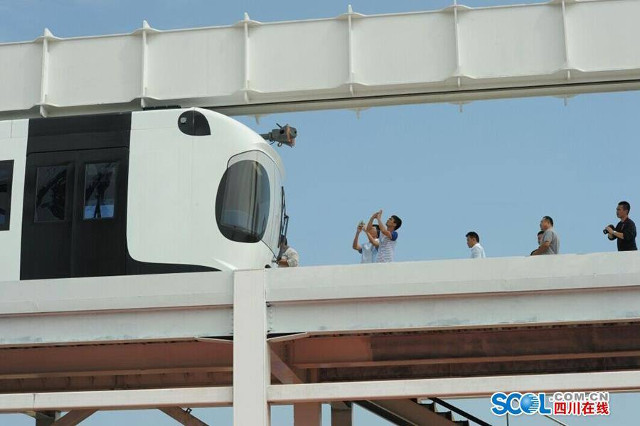 Sửng sốt với tàu treo chạy bằng pin đầu tiên trên thế giới ảnh 5