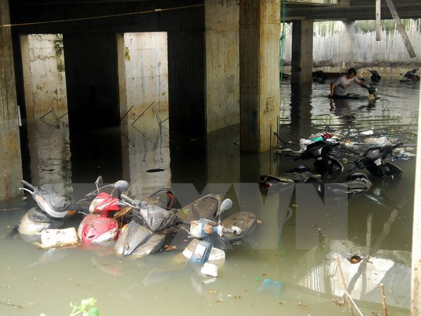 Mưa to trong ngày đầu tuần gây ách tắc giao thông cục bộ ở TP.HCM ảnh 1