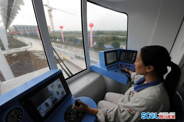 Sửng sốt với tàu treo chạy bằng pin đầu tiên trên thế giới ảnh 4