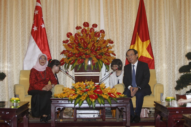Bí thư Thành ủy Thành phố Hồ Chí Minh Nguyễn Văn Nên hội kiến Tổng thống Singapore Halimah Yacob. (Ảnh: Thanh Vũ/TTXVN) Tổng thống Yacob: Nhiều doanh nghiệp Singapore muốn đầu tư tại TP.HCM ảnh 1
