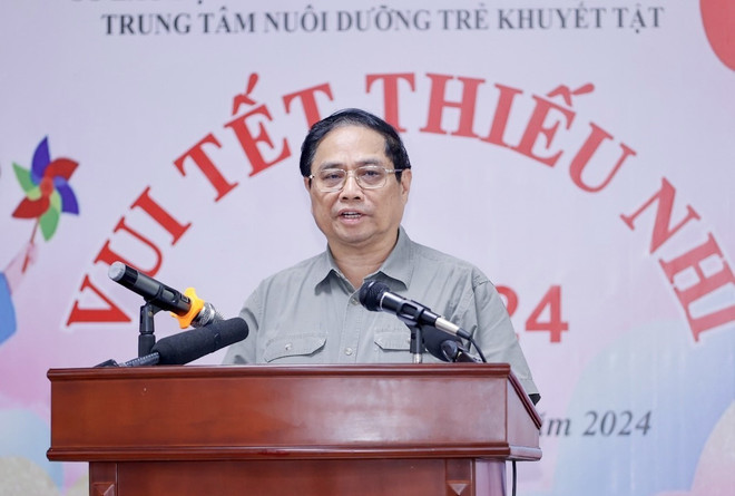 Thủ tướng Phạm Minh Chính động viên trẻ em khuyết tật tại Trung tâm Nuôi dưỡng trẻ khuyết tật Hà Nội. (Ảnh: Dương Giang/TTXVN) ttxvn_thu tuong tham tre khuyet tat (3).jpeg