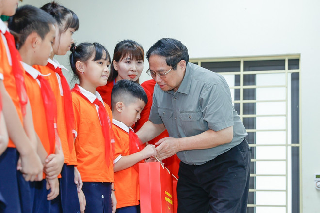 Thủ tướng Phạm Minh Chính tặng quà cho trẻ em khuyết tật tại Trung tâm Nuôi dưỡng trẻ khuyết tật Hà Nội. (Ảnh: Dương Giang/TTXVN) ttxvn_thu tuong tham tre khuyet tat (9).jpeg