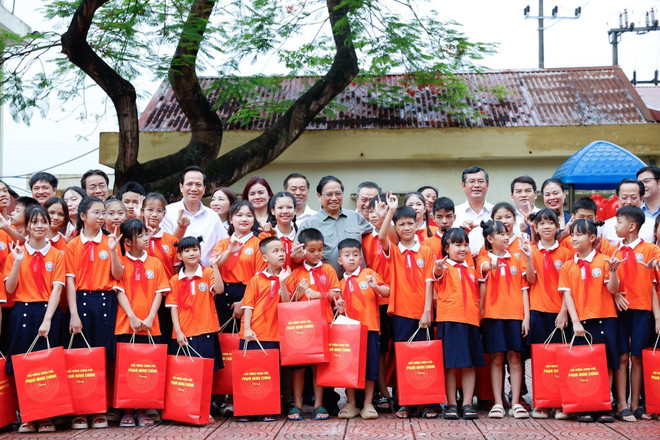 Thủ tướng Phạm Minh Chính tặng quà cho trẻ em tại Trung tâm Nuôi dưỡng trẻ khuyết tật Hà Nội. (Ảnh: Dương Giang/TTXVN) ttxvn_thu tuong tham tre khuyet tat (6).jpeg