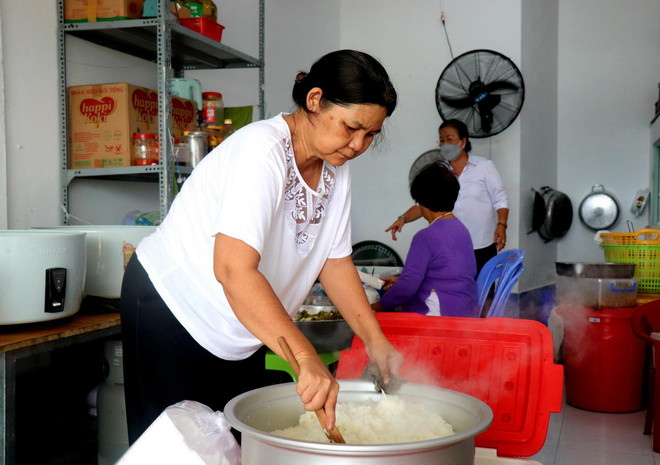 Bà Đàm Thị Nga, làm công tác mặt trận ở phường An Cư, quận Ninh Kiều, thành phố Cần Thơ dành thời gian đến nấu cơm tại quán Từ Tâm. (Ảnh: Thu Hiền/TTXVN) ttxvn_Quan com tu tam 1.jpg
