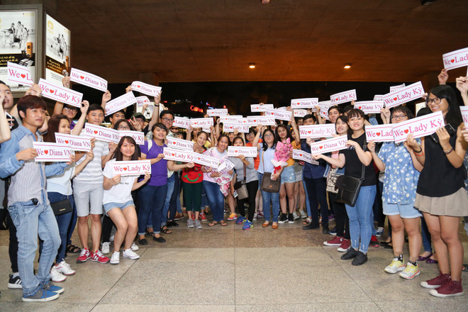 Lý Nhã Kỳ được người hâm mộ chào đón khi về Việt Nam ảnh 6