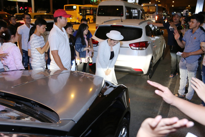 Lý Nhã Kỳ được người hâm mộ chào đón khi về Việt Nam ảnh 2