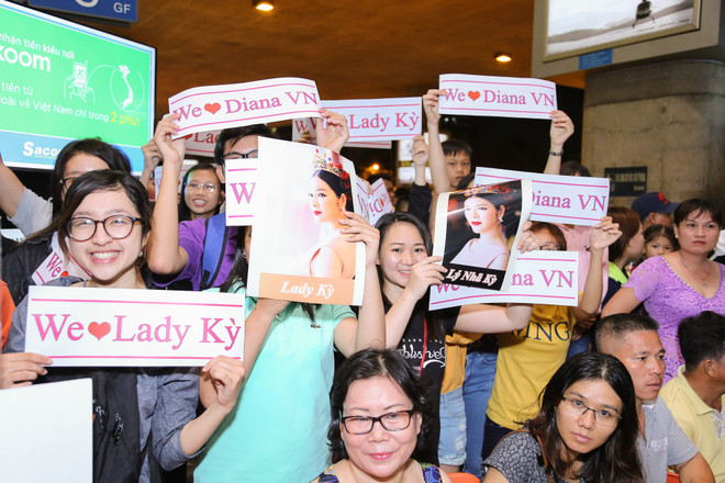Lý Nhã Kỳ được người hâm mộ chào đón khi về Việt Nam ảnh 5