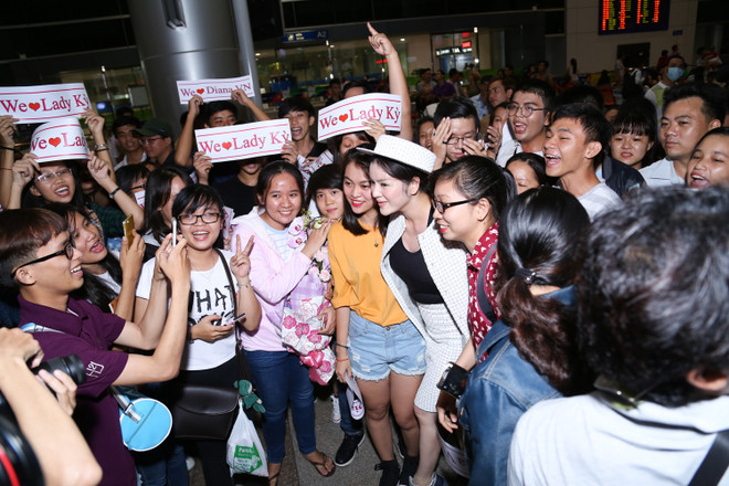 Lý Nhã Kỳ được người hâm mộ chào đón khi về Việt Nam ảnh 15