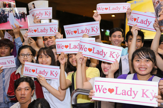 Lý Nhã Kỳ được người hâm mộ chào đón khi về Việt Nam ảnh 4