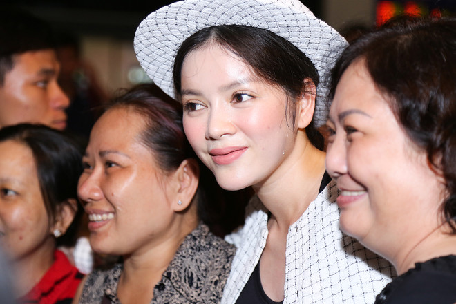 Lý Nhã Kỳ được người hâm mộ chào đón khi về Việt Nam ảnh 17