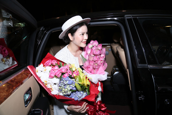 Lý Nhã Kỳ được người hâm mộ chào đón khi về Việt Nam ảnh 16