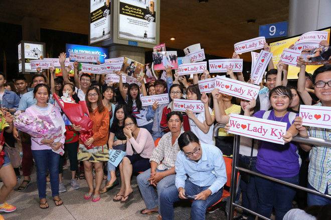 Lý Nhã Kỳ được người hâm mộ chào đón khi về Việt Nam ảnh 3