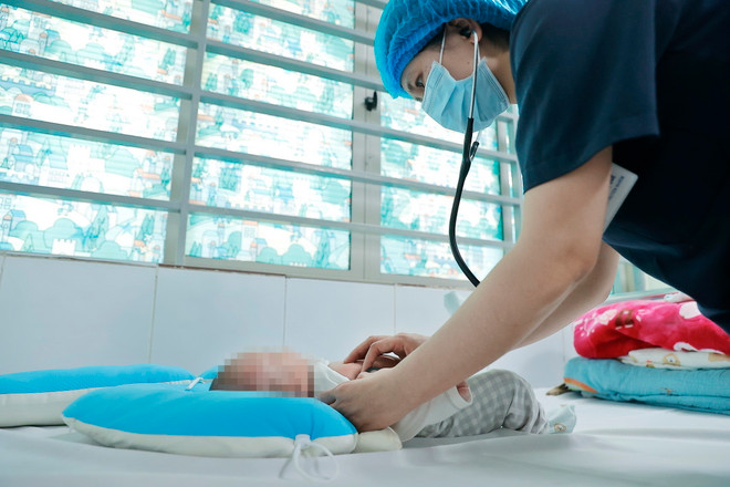 Bác sỹ khám cho bệnh nhi hơn 2 tháng tuổi mắc ho gà đang điều trị tại Trung tâm bệnh Nhiệt đới (Bệnh viện Nhi Trung ương). (Ảnh: Minh Quyết/TTXVN) ttxvn_ho ga 3.jpg
