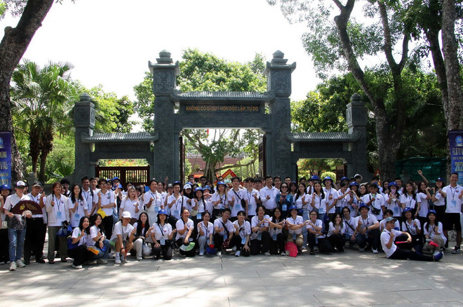 Đoàn thanh niên kiều bào chụp ảnh lưu niệm tại Khu Di tích Quốc gia Đặc biệt Kim Liên, huyện Nam Đàn, tỉnh Nghệ An. (Ảnh: Văn Tý/TTXVN) ttxvn_thanh nien kieu bao.jpg