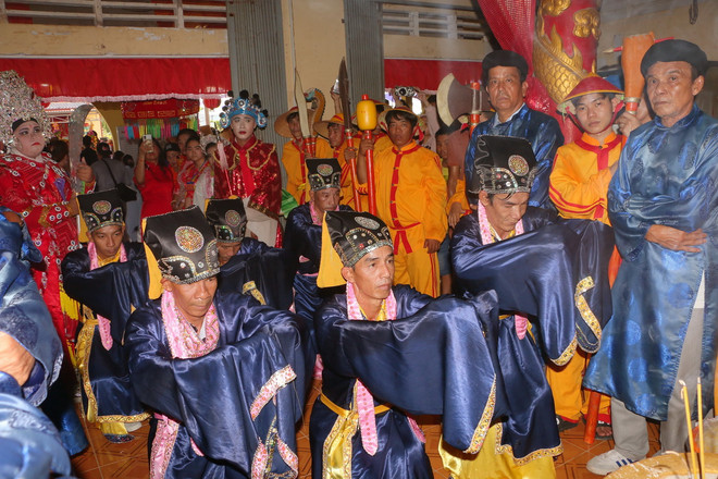 Nghi thức cúng bái tại Lễ hội Nghinh Ông Nam Hải. (Ảnh Tuấn Phi/TTXVN) ttxvn_le hoi nghinh ong 2.jpg