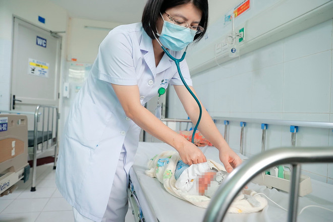 Bác sỹ khám cho bệnh nhi mới 25 ngày tuổi đang điều trị tại Trung tâm bệnh Nhiệt đới (Bệnh viện Nhi Trung ương). (Ảnh: Minh Quyết/TTXVN) ttxvn_ho ga 2.jpg