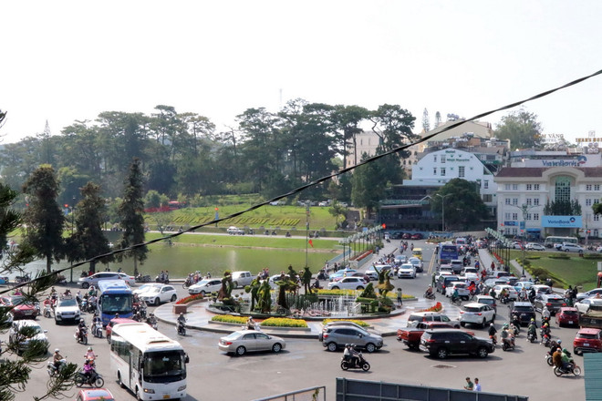 Dù lưu lượng phương tiện của du khách tăng cao nhưng trung tâm thành phố Đà Lạt chưa xuất hiện tình trạng ùn tắc giao thông. (Ảnh: Chu Quốc Hùng/TTXVN) ttxvn_du lich da lat 2.jpg