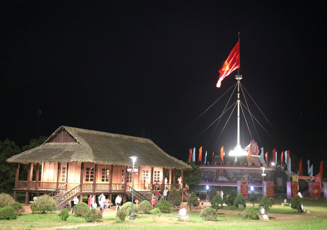 Nhà liên hợp và Kỳ đài Hiền Lương thuộc Di tích Quốc gia Đặc biệt Đôi bờ Hiền Lương-Bến Hải. (Ảnh: Nguyên Lý/TTXVN) ttxvn_hien luong ben hai.jpg