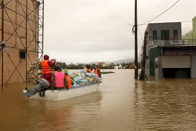 Nhà có gác cao giúp người dân hạ lưu sông Thu Bồn bình an trong mùa lũ ảnh 1