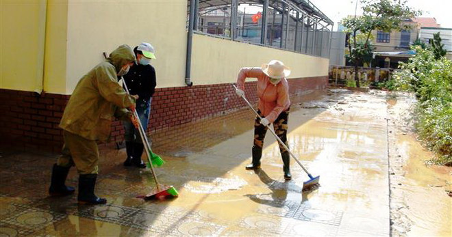 Quảng Bình: Cấp nước sạch và hỗ trợ người dân vùng lũ sấy hạt giống ảnh 1