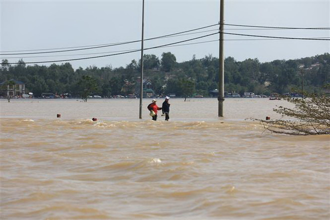 Kịp thời đưa người bị nạn giữa vùng lũ lụt biệt lập đi cấp cứu ảnh 1