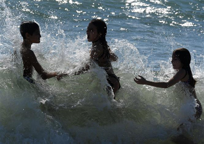 Các nước châu Âu từng bước nới lỏng biện pháp phòng dịch COVID-19 ảnh 2