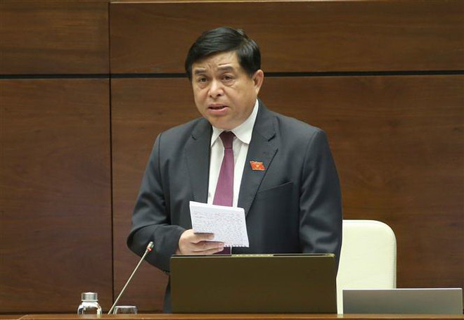 Bộ trưởng Bộ Kế hoạch và Đầu tư Nguyễn Chí Dũng báo cáo, làm rõ một số vấn đề đại biểu Quốc hội nêu. (Ảnh: Doãn Tấn/TTXVN) Họp Quốc hội: Nhiều ý kiến khác nhau về dịch vụ kinh doanh đòi nợ ảnh 2