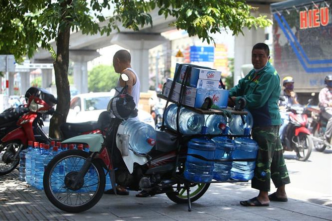 Bắc Bộ mưa dông diện rộng, Trung Bộ vẫn nắng nóng gay gắt ảnh 1