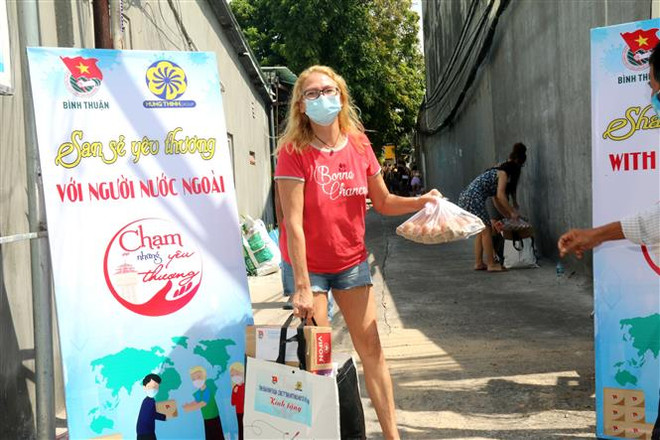 Bình Thuận: San sẻ yêu thương với người nước ngoài tại khu phong tỏa ảnh 1