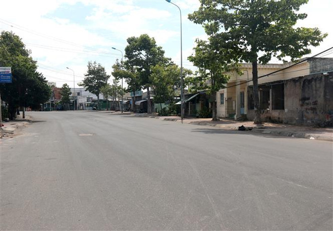 Nhiều địa phương tiếp tục giãn cách xã hội để phòng, chống COVID-19 ảnh 1