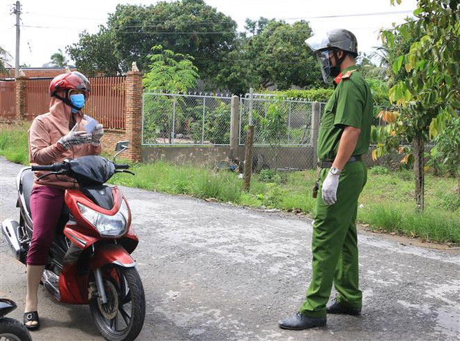 Nhiều địa phương tiếp tục giãn cách xã hội để phòng, chống COVID-19 ảnh 2