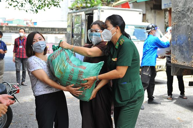 Đảm bảo lương thực cho người dân vùng phong tỏa phường Chương Dương ảnh 1