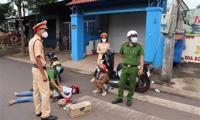 Bình Phước: Truy đuổi hơn 1km, bắt giữ đôi nam nữ vận chuyển ma túy đá ảnh 1