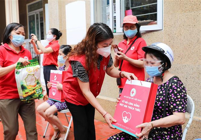Hội Chữ thập Đỏ Hà Nội hỗ trợ người dân bị ảnh hưởng bởi dịch COVID-19 ảnh 1