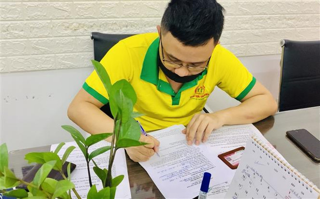 Hướng dẫn viên du lịch ở Nghệ An làm thủ tục nhận hỗ trợ. (Ảnh: Bích Huệ/TTXVN) Những vướng mắc trong việc hỗ trợ doanh nghiệp vượt 'bão COVID-19' ảnh 2