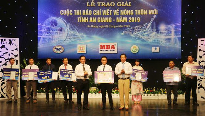 Phóng viên TTXVN giành giải A cuộc thi về nông thôn mới ở An Giang ảnh 2