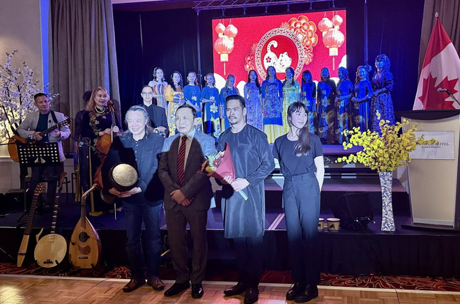 Tổng lãnh sự Nguyễn Quang Trung chụp ảnh với bà con kiều bào. (Ảnh: Viết Tuân/TTXVN) Canada: Xuân Quê hương tại Vancouver gắn kết cộng đồng người Việt ảnh 1