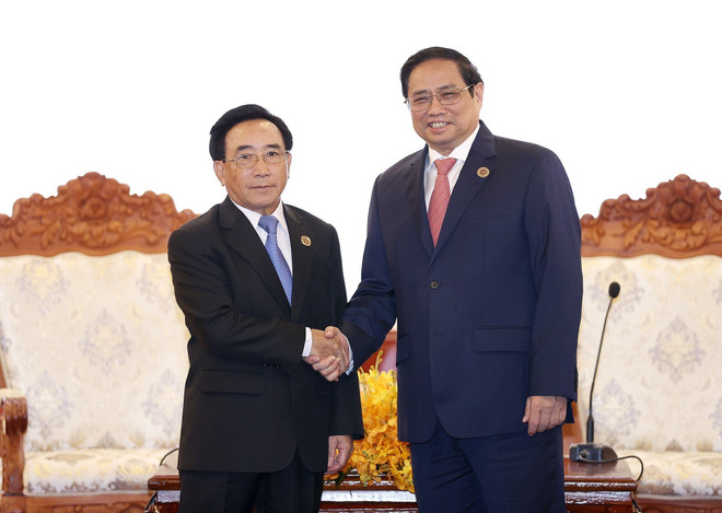 Sáng 10/11, tại thủ đô Phnom Penh, Campuchia, Thủ tướng Phạm Minh Chính gặp Thủ tướng Lào Phankham Viphavanh. (Ảnh: Dương Giang/TTXVN) Thủ tướng Phạm Minh Chính gặp Thủ tướng Lào Phankham Viphavanh ảnh 1