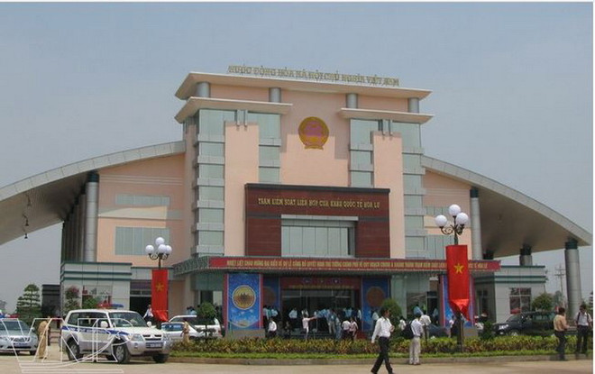 Cửa khẩu quốc tế Hoa Lư-Lộc Ninh. (Ảnh: Vietnam+) 50 năm 'thủ đô kháng chiến' Lộc Ninh ở Bình Phước: 'Đất lửa đơm hoa' ảnh 1