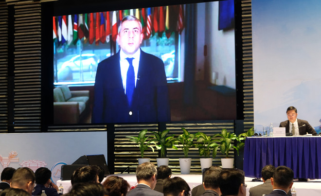 Ông Zurab Pololikashvili trao đổi trực tuyến tại Hội nghị toàn quốc về du lịch vừa diễn ra tuần qua, tại Quảng Nam. (Ảnh: CTV/Vietnam+) 'Cánh cửa' nào mở lối cho 'kinh tế xanh' Việt Nam phục hồi hậu COVID? ảnh 4
