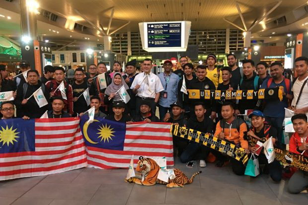 Cổ động viên Malaysia lên đường sang Việt Nam xem chung kết AFF Cup ảnh 1