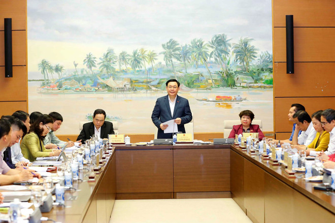 Chủ tịch Quốc hội Vương Đình Huệ chủ trì buổi làm việc với Thường trực Ủy ban về các vấn đề xã hội của Quốc hội. (Ảnh: Doãn Tấn/TTXVN) Chủ tịch Quốc hội: Siết chặt kỷ luật, kỷ cương xây dựng pháp luật ảnh 1
