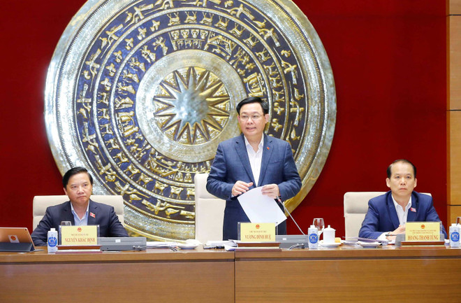 Chủ tịch Quốc hội Vương Đình Huệ chủ trì buổi làm việc với Thường trực Ủy ban Pháp luật của Quốc hội. (Ảnh: Doãn Tấn/TTXVN) Chủ tịch Quốc hội: Siết chặt kỷ luật, kỷ cương xây dựng pháp luật ảnh 2