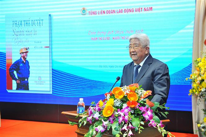 Ông Phạm Thế Duyệt phát biểu tại lễ giới thiệu sách. (Ảnh: Minh Đức/TTXVN) Giới thiệu cuốn sách 'Phạm Thế Duyệt - người thợ lò ngày ấy' ảnh 1