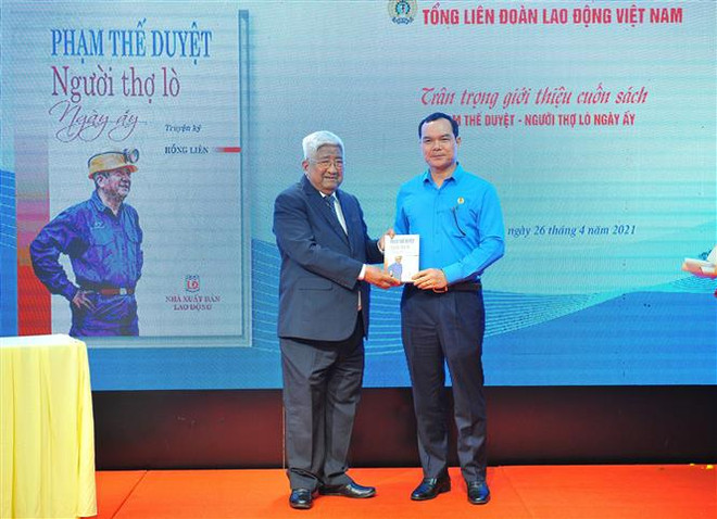 Ông Phạm Thế Duyệt trao tặng sách cho Chủ tịch Tổng Liên đoàn Lao động Việt Nam Nguyễn Đình Khang. (Ảnh: Minh Đức/TTXVN) Giới thiệu cuốn sách 'Phạm Thế Duyệt - người thợ lò ngày ấy' ảnh 2