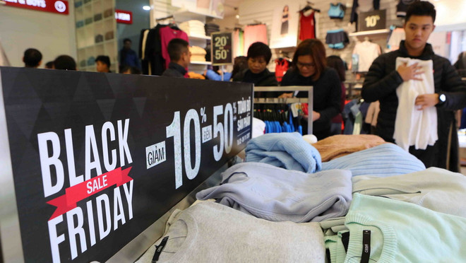 Nhà bán lẻ tung chiêu "săn" khách hàng trong ngày Black Friday ảnh 1